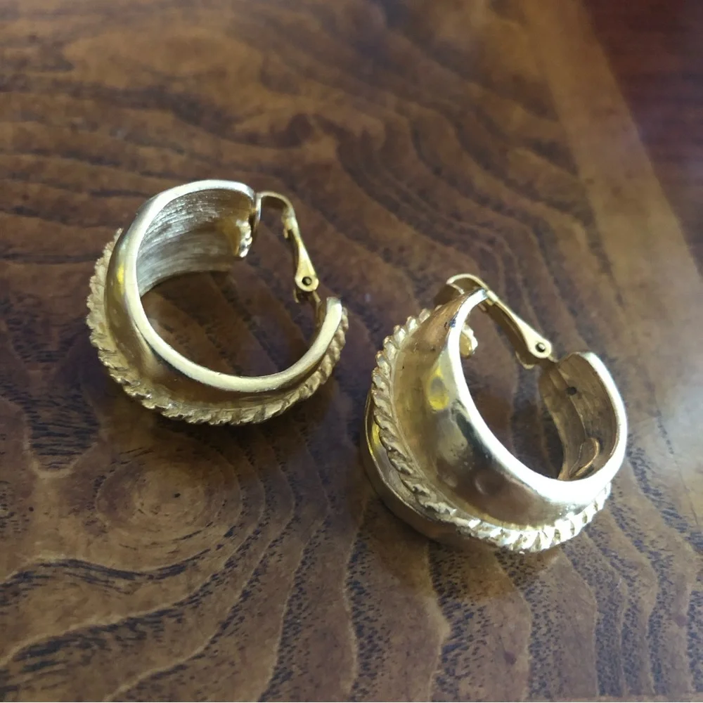Vintage 70s-80s Kenneth Jay Lane matte gold wide hoop clip on earrings - Picture 6 of 12
